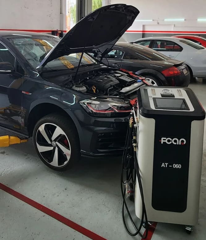 Equipo de service de cajas automáticas trabajando sobre un Golf GTI