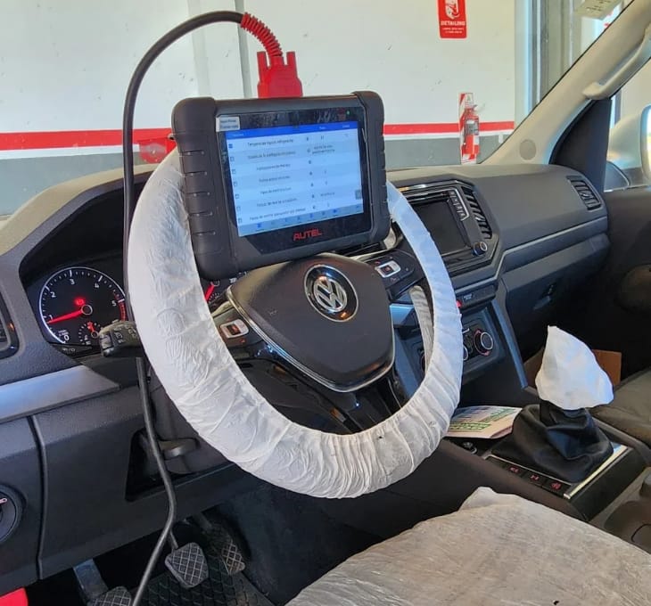 Escáner de diagnóstico conectado a un Volkswagen